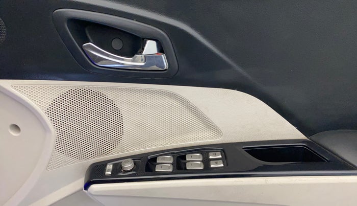 2021 Mahindra XUV300 W8 (O) 1.5 DIESEL AMT, Diesel, Automatic, 1,06,183 km, Driver Side Door Panels Control