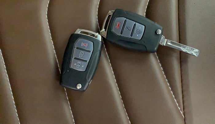 2021 Mahindra XUV300 W8 (O) 1.5 DIESEL AMT, Diesel, Automatic, 1,06,183 km, Key Close Up