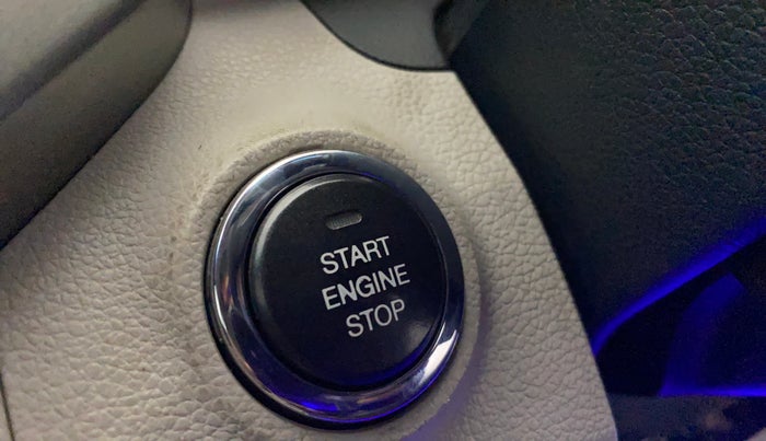 2021 Mahindra XUV300 W8 (O) 1.5 DIESEL AMT, Diesel, Automatic, 1,06,183 km, Keyless Start/ Stop Button