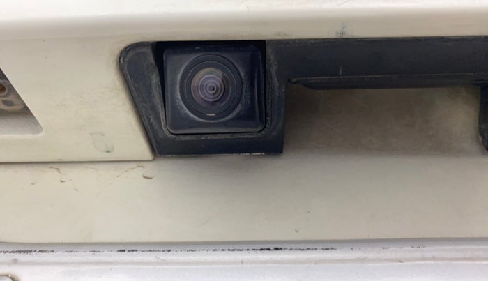 2021 Mahindra XUV300 W8 (O) 1.5 DIESEL AMT, Diesel, Automatic, 1,06,183 km, Parking Camera