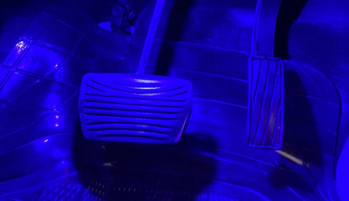 2021 Mahindra XUV300 W8 (O) 1.5 DIESEL AMT, Diesel, Automatic, 1,06,183 km, Pedals