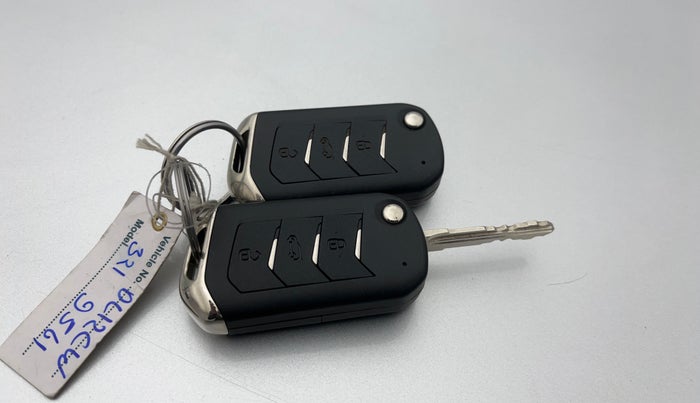 2023 Mahindra XUV300 W6 1.2 PETROL, Petrol, Manual, 38,391 km, Key Close Up