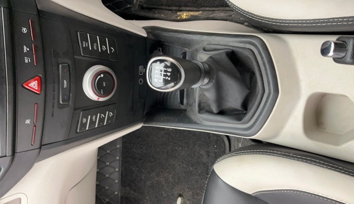 2023 Mahindra XUV300 W6 1.2 PETROL, Petrol, Manual, 38,391 km, Gear Lever