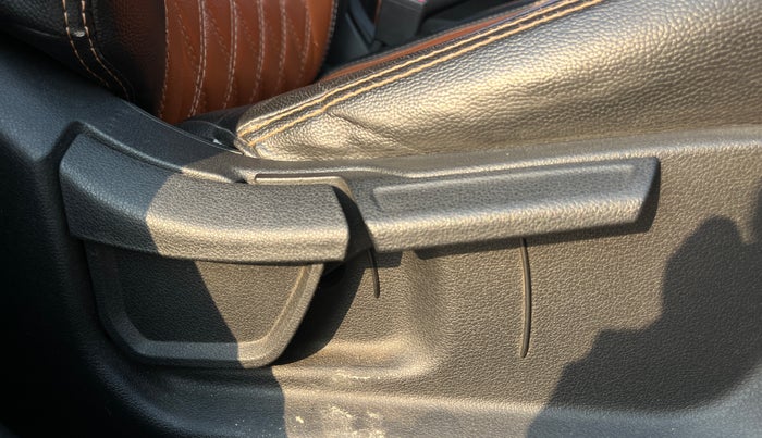 2021 Hyundai NEW I20 SPORTZ 1.2 MT, Petrol, Manual, 52,911 km, Driver Side Adjustment Panel