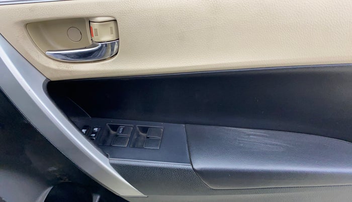 2014 Toyota Corolla Altis VL CVT PETROL, Petrol, Automatic, 1,32,528 km, Driver Side Door Panels Control