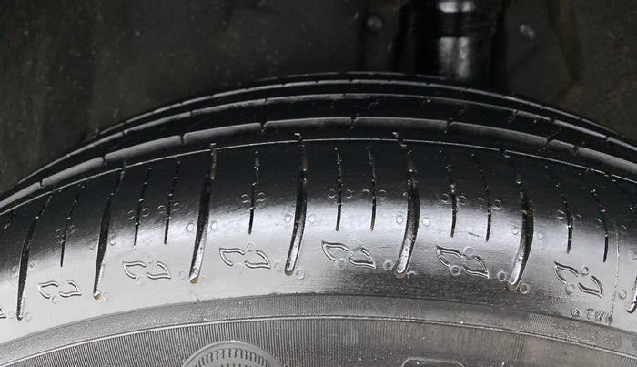 2022 Mahindra XUV700 AX 5 P MT 7 STR, Petrol, Manual, 9,719 km, Left Rear Tyre Tread