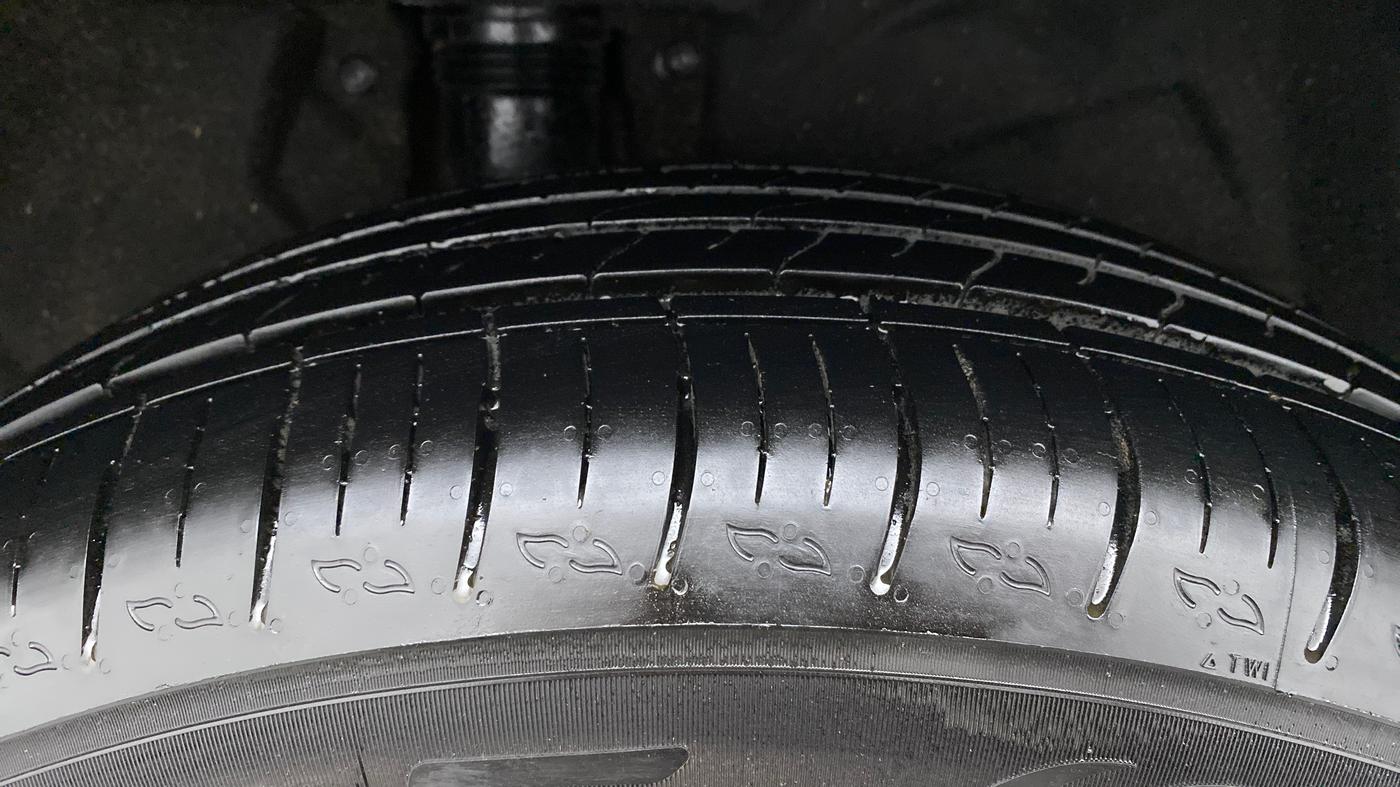 2022 Mahindra XUV700 AX 5 P MT 7 STR, Petrol, Manual, 9,719 km, Right Rear Tyre Tread