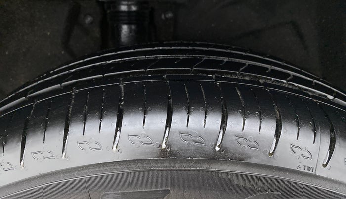 2022 Mahindra XUV700 AX 5 P MT 7 STR, Petrol, Manual, 9,719 km, Right Rear Tyre Tread