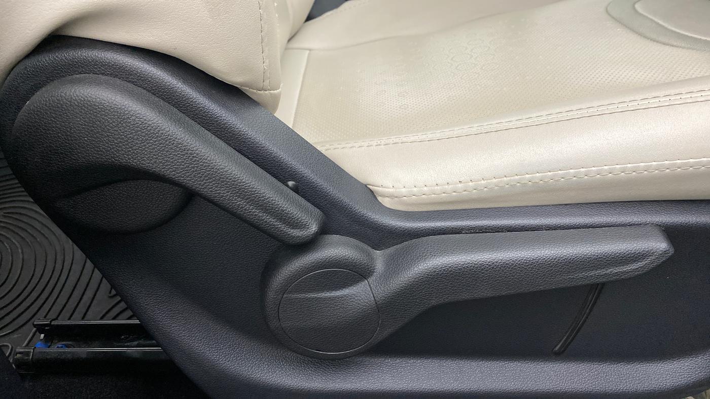 2022 Mahindra XUV700 AX 5 P MT 7 STR, Petrol, Manual, 9,719 km, Driver Side Adjustment Panel