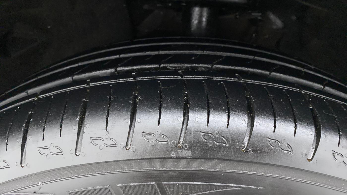 2022 Mahindra XUV700 AX 5 P MT 7 STR, Petrol, Manual, 9,719 km, Left Front Tyre Tread