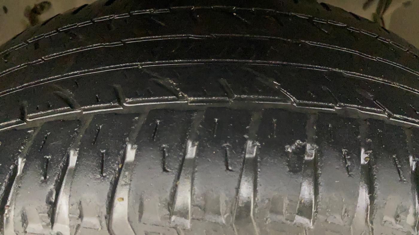2013 Renault Duster RXL PETROL, Petrol, Manual, 1,12,488 km, Right Front Tyre Tread