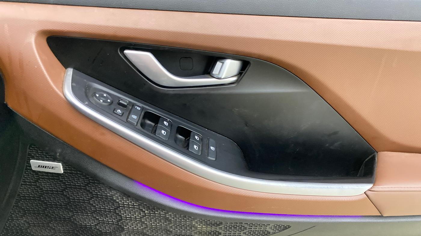 2023 Hyundai ALCAZAR  SIGNATURE (O) DCT 1.5 PETROL 7STR, Petrol, Automatic, 75,711 km, Driver Side Door Panels Control