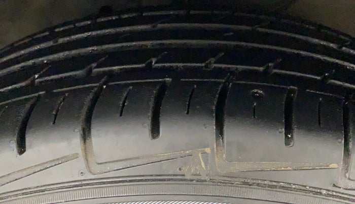 2017 Maruti Ciaz DELTA 1.4 AT PETROL, Petrol, Automatic, 49,784 km, Right Front Tyre Tread