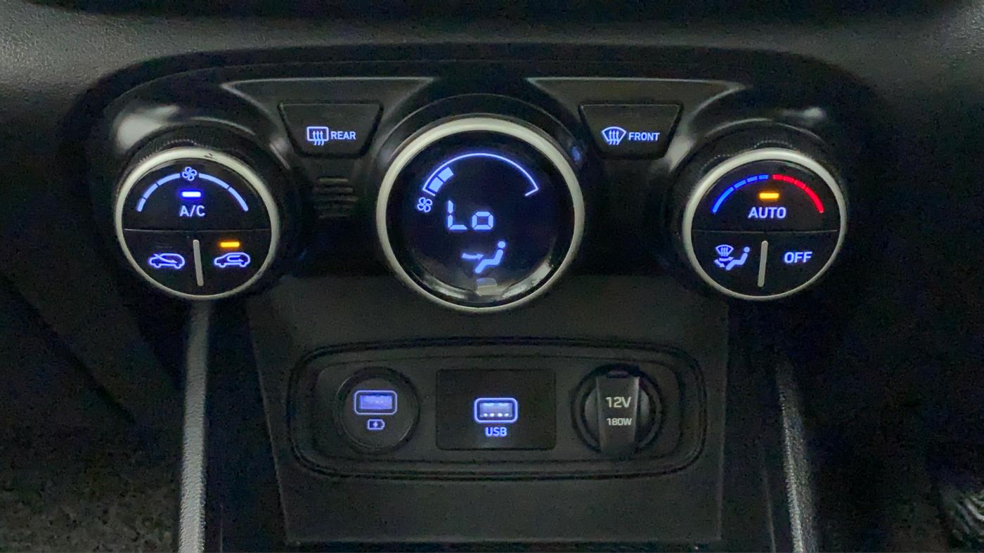 2021 Hyundai VENUE SX 1.0 TURBO, Petrol, Manual, 49,451 km, Automatic Climate Control