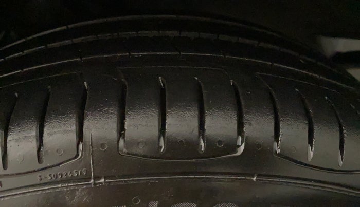 2016 Volkswagen Vento HIGHLINE 1.6 MPI, Petrol, Manual, 84,043 km, Left Rear Tyre Tread