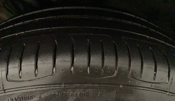 2016 Volkswagen Vento HIGHLINE 1.6 MPI, Petrol, Manual, 84,043 km, Left Front Tyre Tread