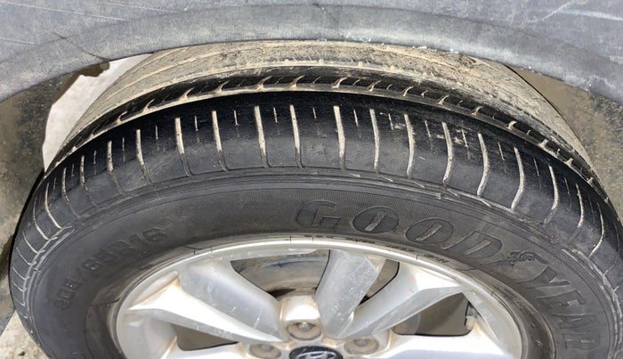 2015 Hyundai Creta SX PLUS AT 1.6 DIESEL, Diesel, Automatic, 1,28,098 km, Right Rear Tyre Tread