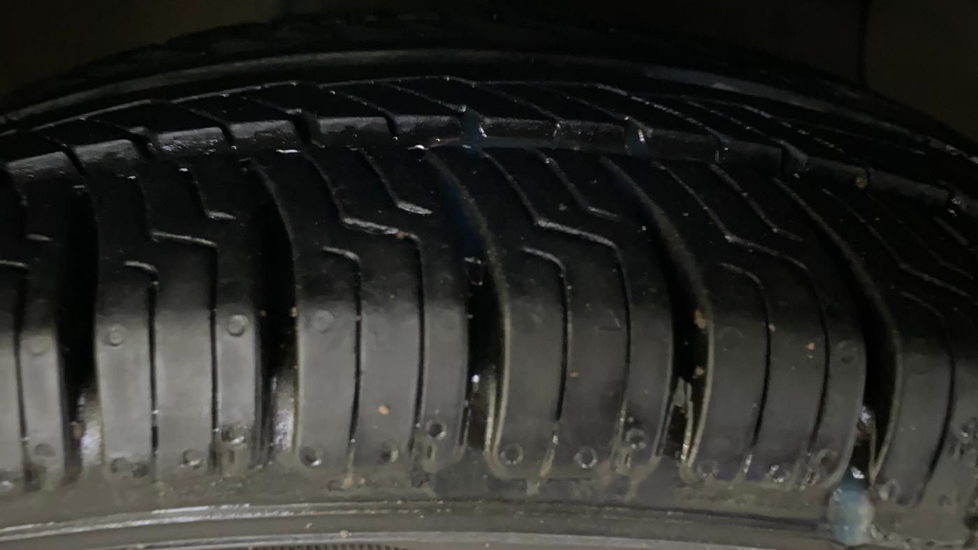 2018 Hyundai Grand i10 SPORTZ (O) AT 1.2 KAPPA VTVT, Petrol, Automatic, 19,832 km, Right Front Tyre Tread
