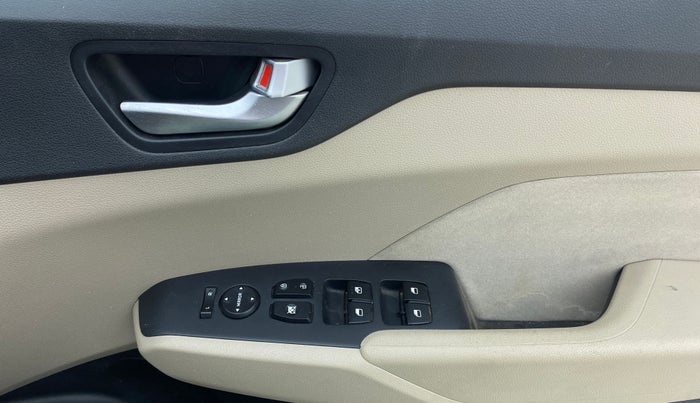 2017 Hyundai Verna 1.6 EX VTVT AT, Petrol, Automatic, 46,701 km, Driver Side Door Panels Control