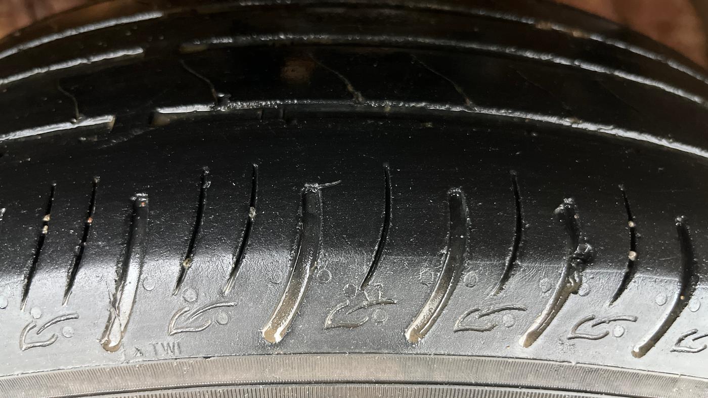 2023 Mahindra XUV300 W8 (O) 1.5 DIESEL AMT, Diesel, Automatic, 65,618 km, Left Front Tyre Tread