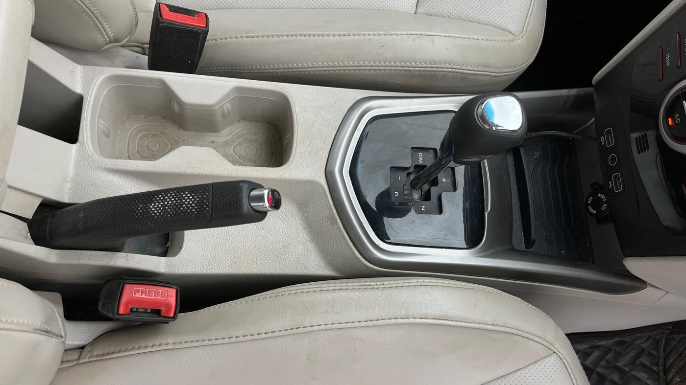 2023 Mahindra XUV300 W8 (O) 1.5 DIESEL AMT, Diesel, Automatic, 65,618 km, Gear Lever