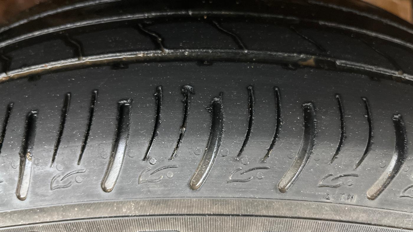 2023 Mahindra XUV300 W8 (O) 1.5 DIESEL AMT, Diesel, Automatic, 65,618 km, Right Front Tyre Tread