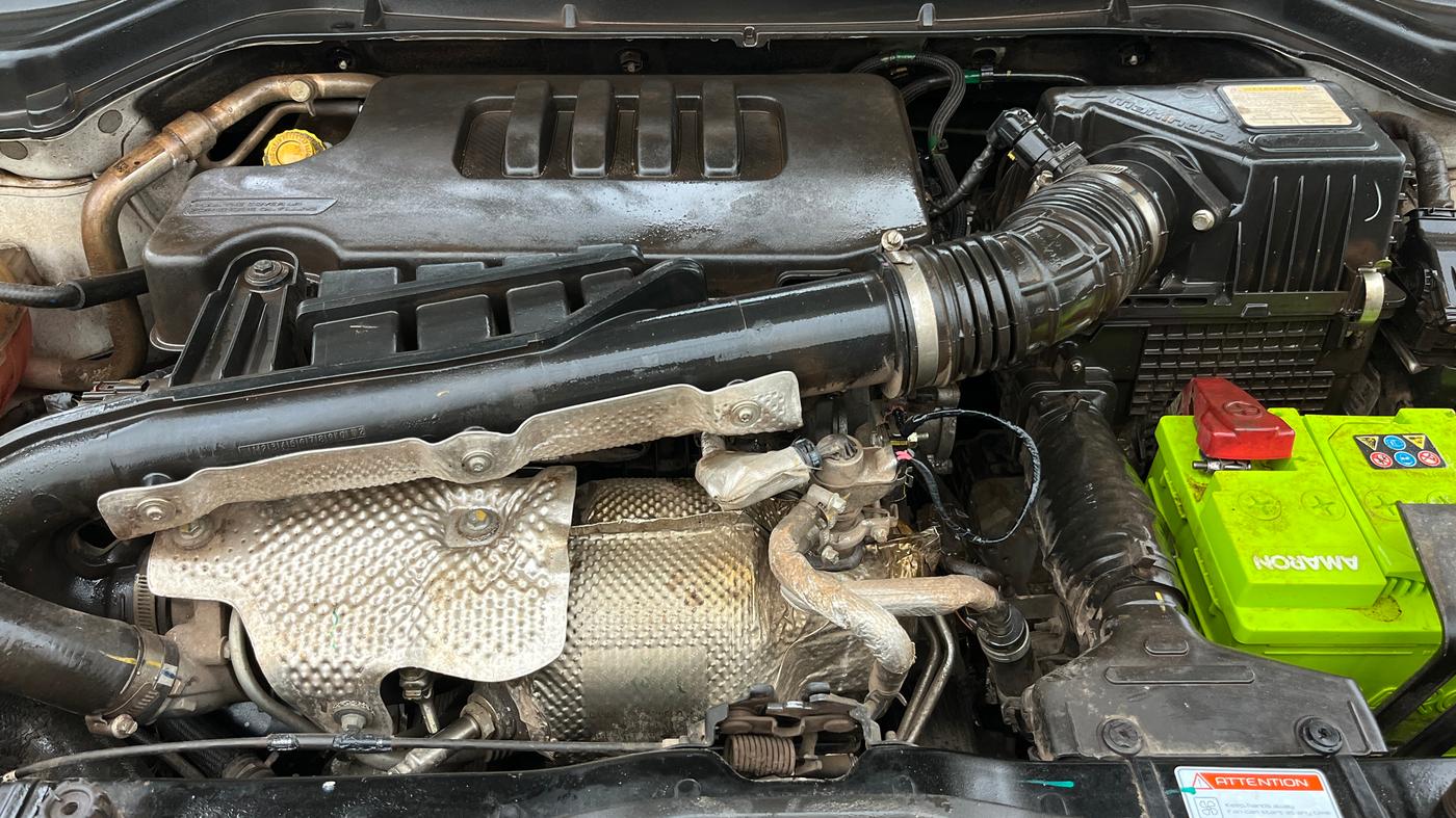2023 Mahindra XUV300 W8 (O) 1.5 DIESEL AMT, Diesel, Automatic, 65,618 km, Engine View