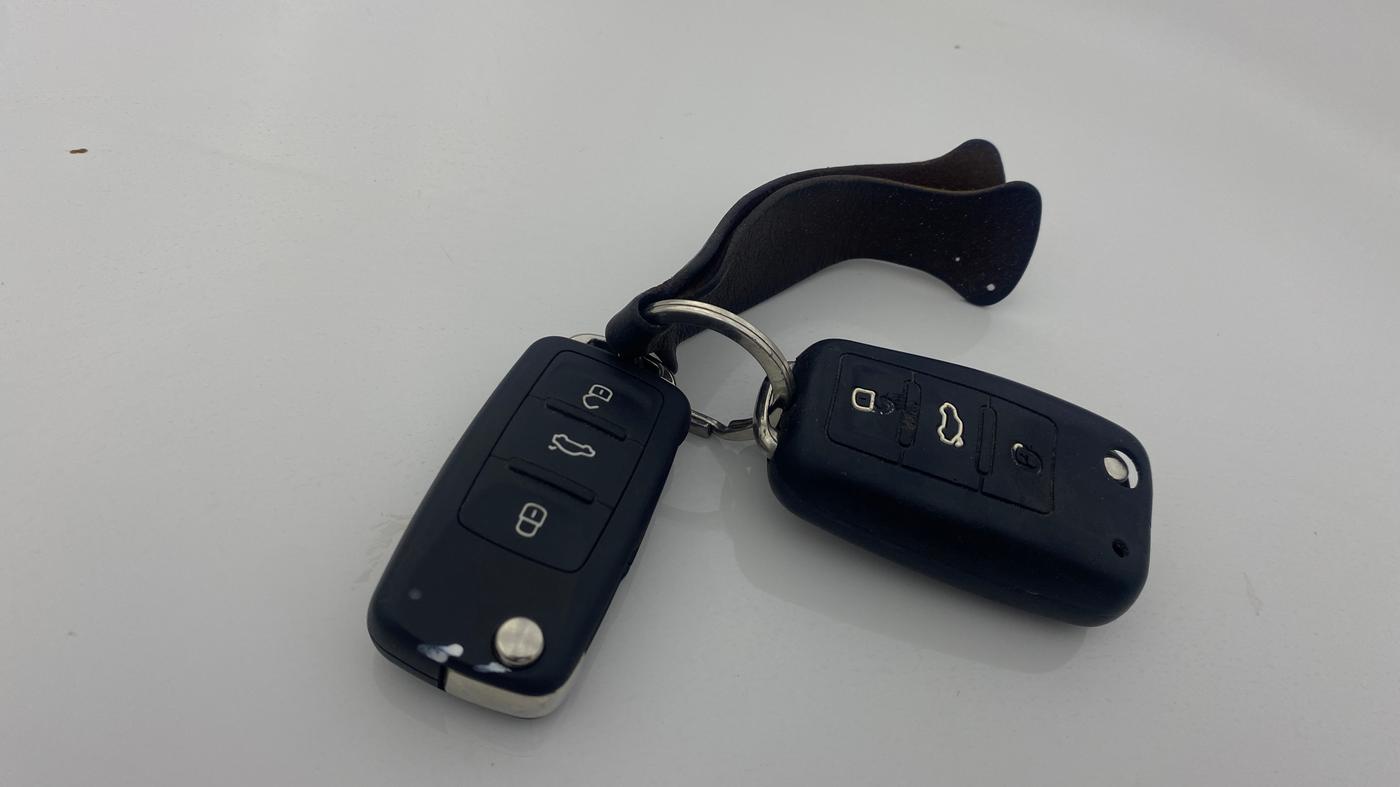 2014 Volkswagen Polo HIGHLINE1.2L, Petrol, Manual, 1,35,832 km, Key Close Up