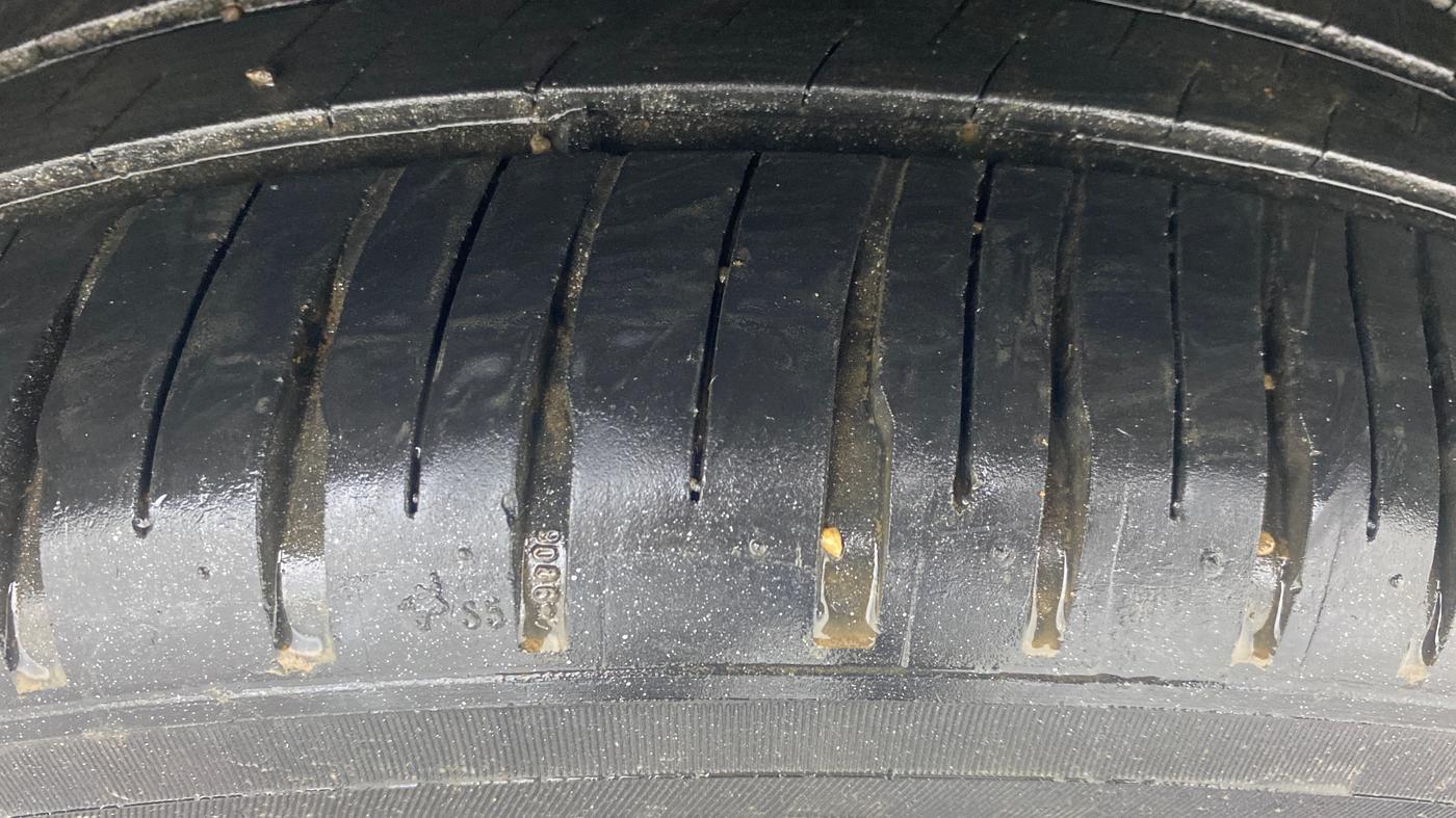2014 Volkswagen Polo HIGHLINE1.2L, Petrol, Manual, 1,35,832 km, Left Rear Tyre Tread