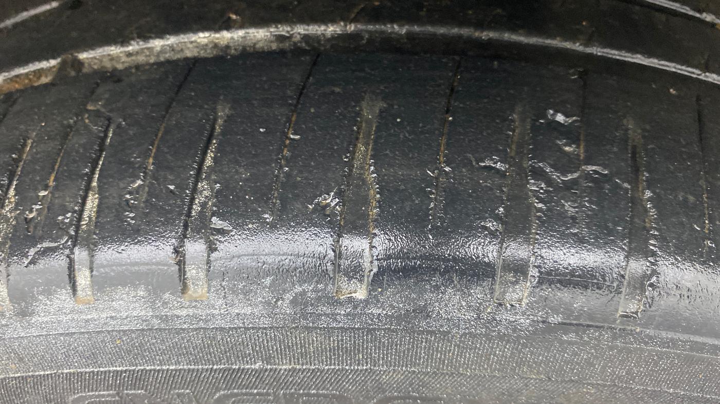 2014 Volkswagen Polo HIGHLINE1.2L, Petrol, Manual, 1,35,832 km, Right Front Tyre Tread