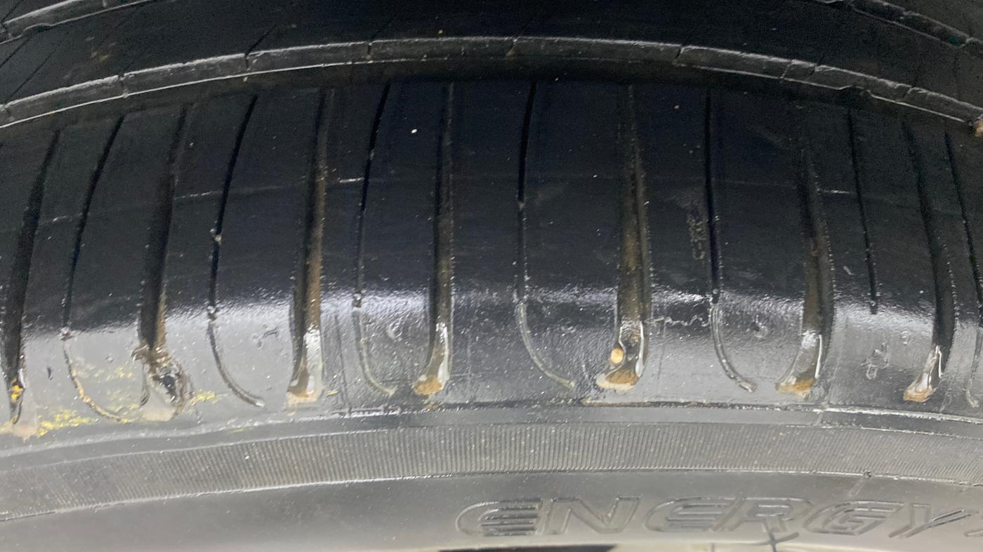 2014 Volkswagen Polo HIGHLINE1.2L, Petrol, Manual, 1,35,832 km, Right Rear Tyre Tread