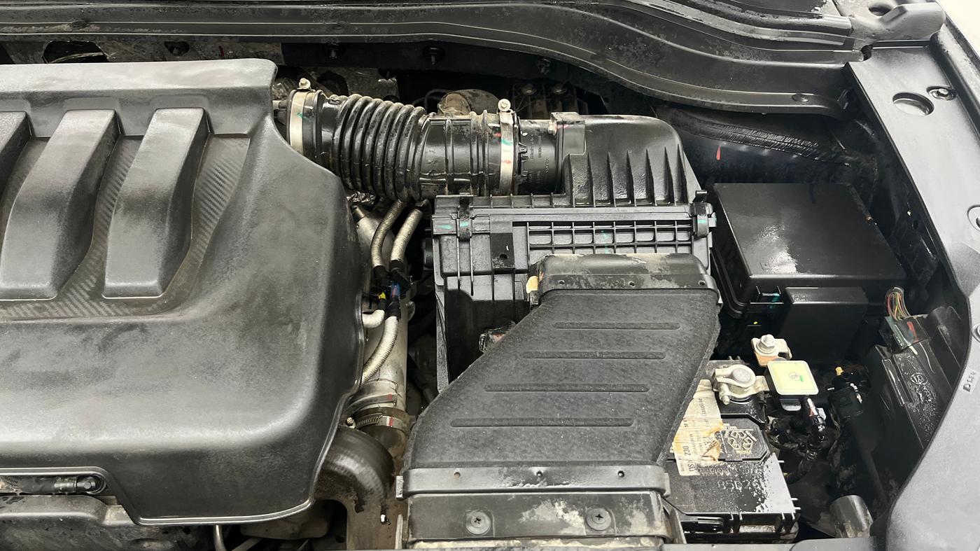 2022 Mahindra XUV700 AX 5 P AT 5 STR, Petrol, Automatic, 30,700 km, Engine View - Left