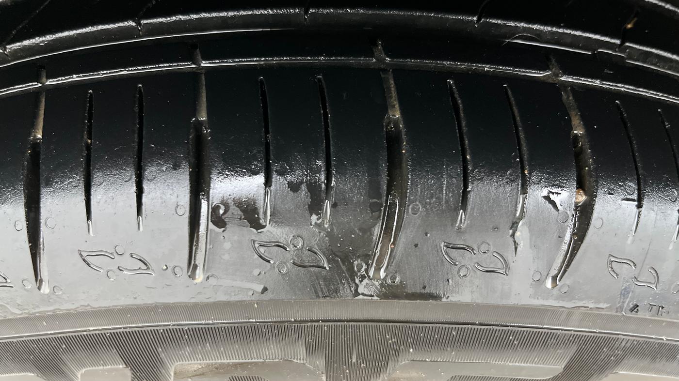 2022 Mahindra XUV700 AX 5 P AT 5 STR, Petrol, Automatic, 30,700 km, Right Rear Tyre Tread