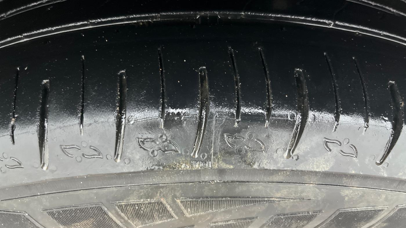 2022 Mahindra XUV700 AX 5 P AT 5 STR, Petrol, Automatic, 30,700 km, Left Front Tyre Tread