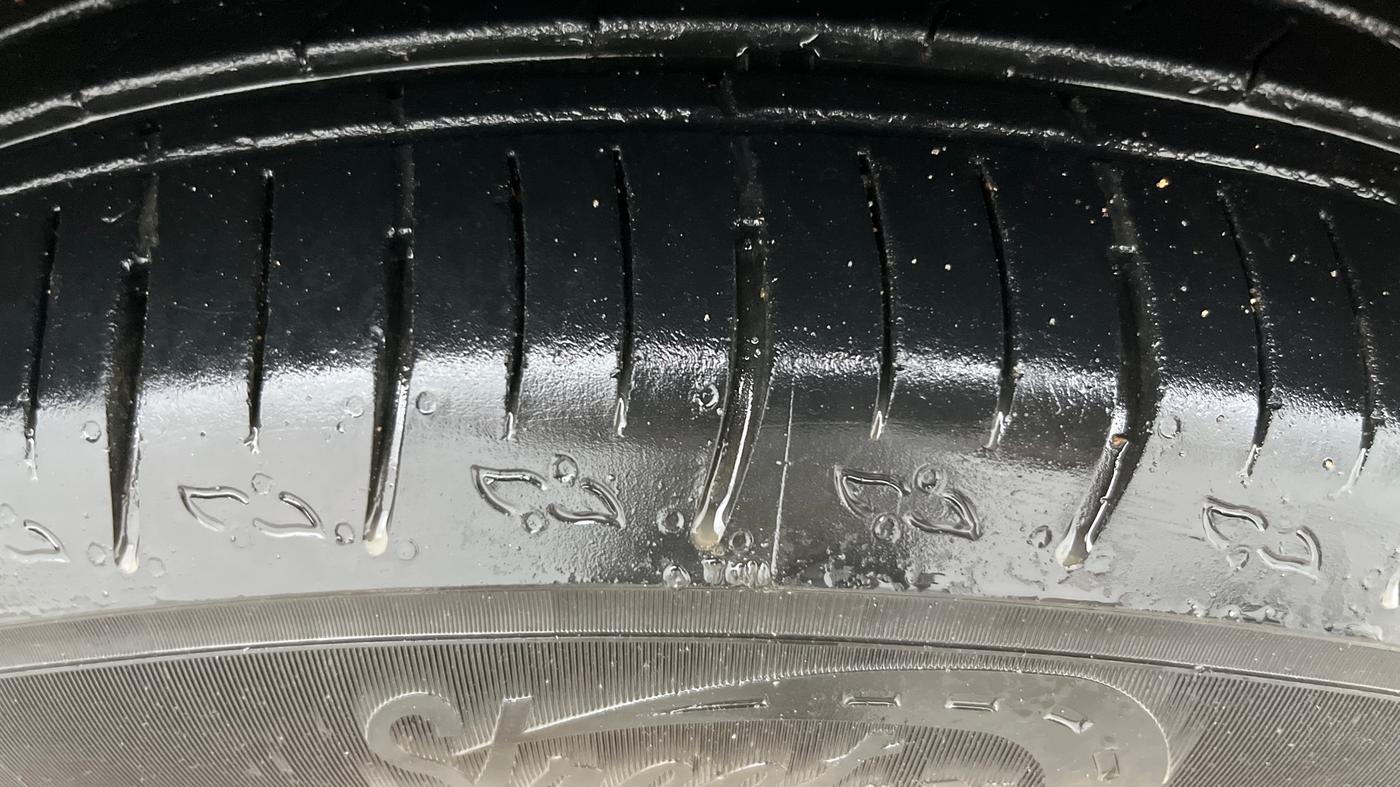 2022 Mahindra XUV700 AX 5 P AT 5 STR, Petrol, Automatic, 30,700 km, Right Front Tyre Tread