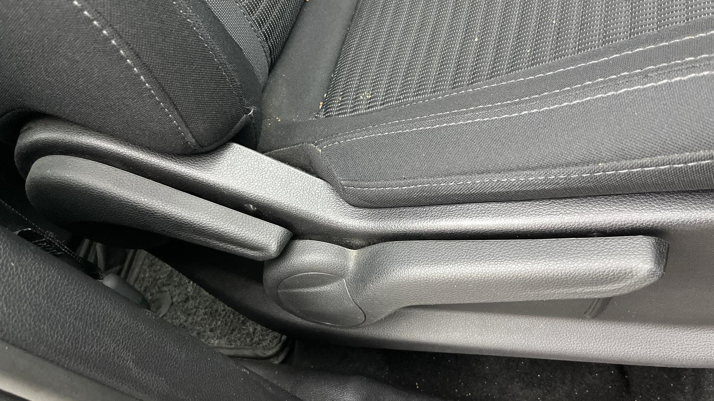 2022 Mahindra XUV700 AX 5 P AT 5 STR, Petrol, Automatic, 30,700 km, Driver Side Adjustment Panel