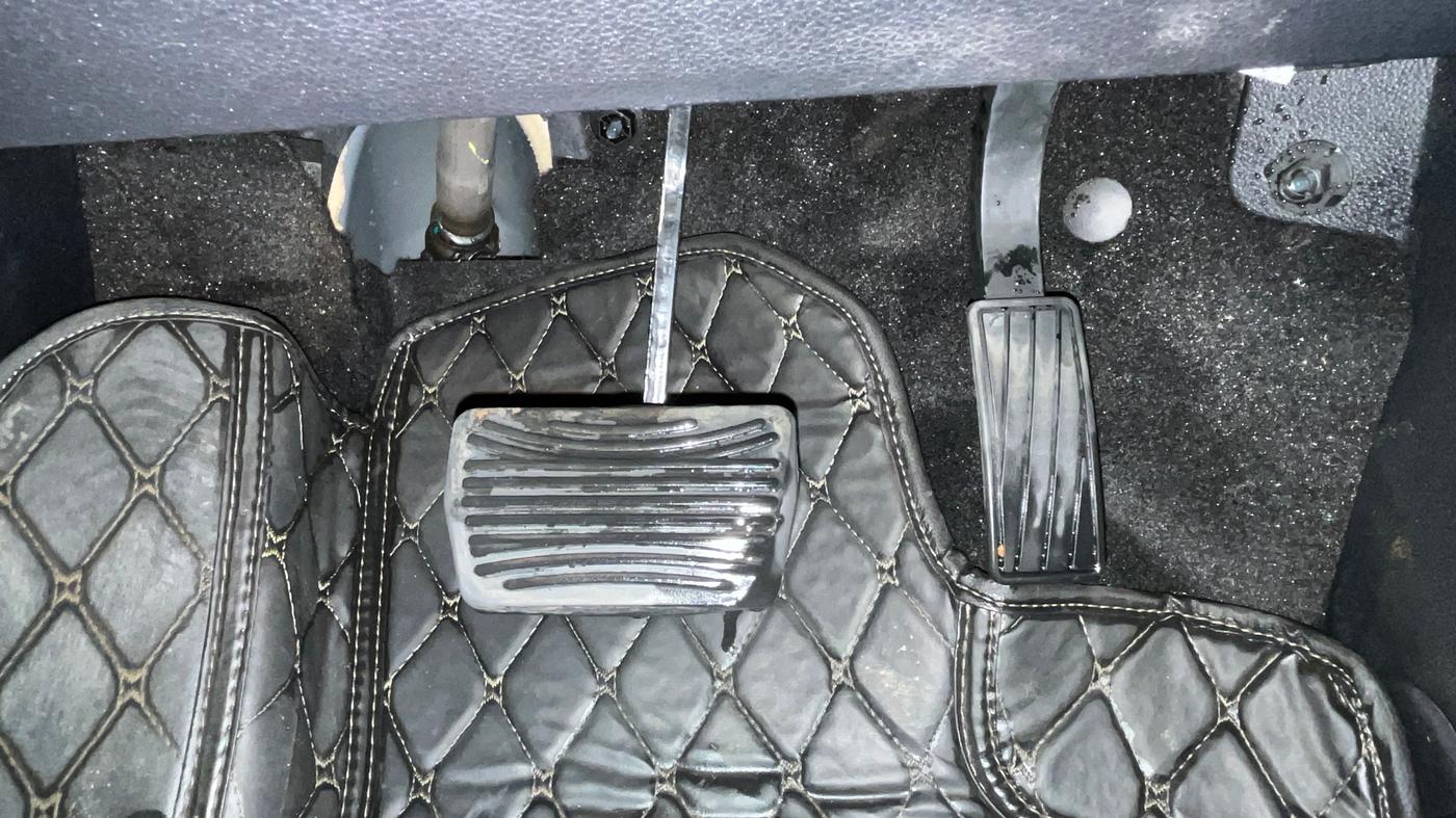 2022 Mahindra XUV700 AX 5 P AT 5 STR, Petrol, Automatic, 30,700 km, Pedals