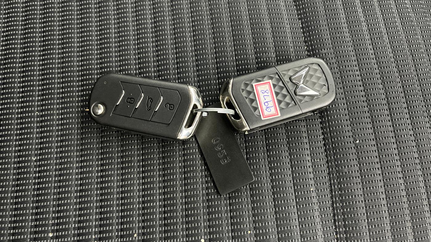 2022 Mahindra XUV700 AX 5 P AT 5 STR, Petrol, Automatic, 30,700 km, Key Close Up