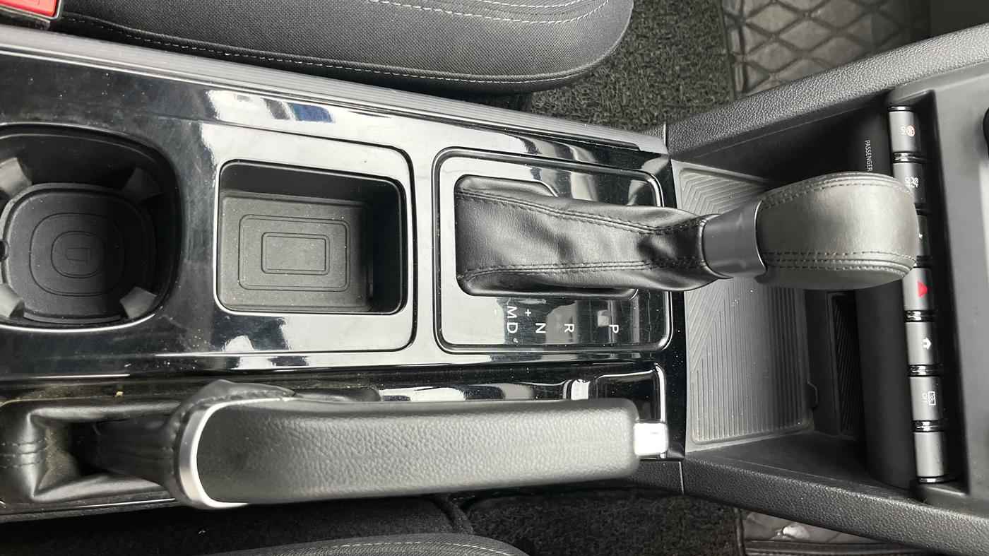 2022 Mahindra XUV700 AX 5 P AT 5 STR, Petrol, Automatic, 30,700 km, Gear Lever