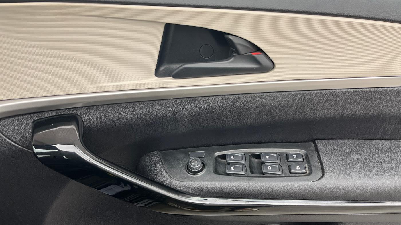 2022 Mahindra XUV700 AX 5 P AT 5 STR, Petrol, Automatic, 30,700 km, Driver Side Door Panels Control
