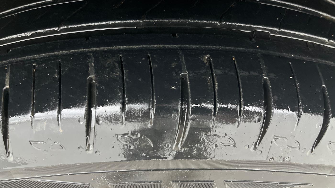 2022 Mahindra XUV700 AX 5 P AT 5 STR, Petrol, Automatic, 30,700 km, Left Rear Tyre Tread