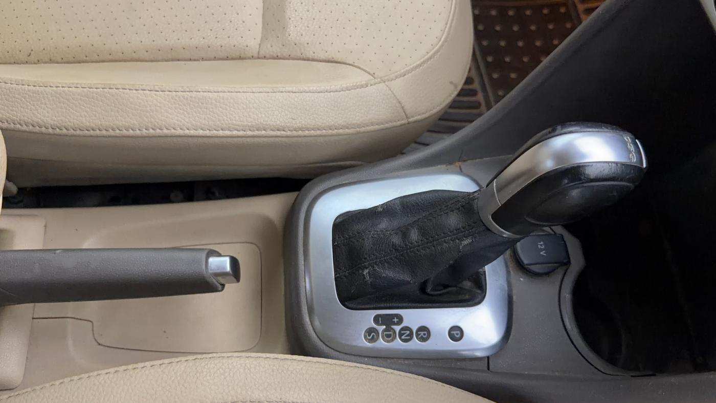 2015 Volkswagen Vento HIGHLINE PETROL AT, Petrol, Automatic, 86,690 km, Gear Lever