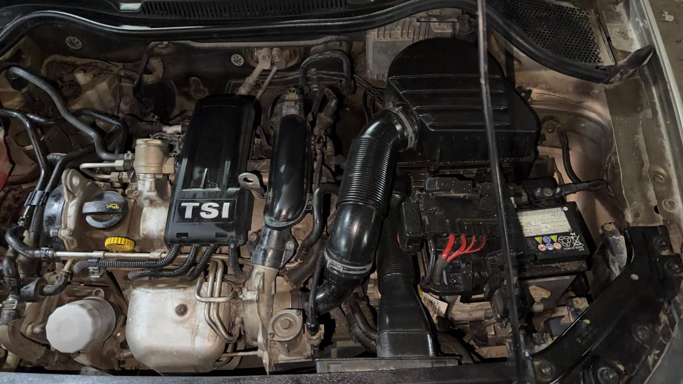 2015 Volkswagen Vento HIGHLINE PETROL AT, Petrol, Automatic, 86,690 km, Engine View - Left