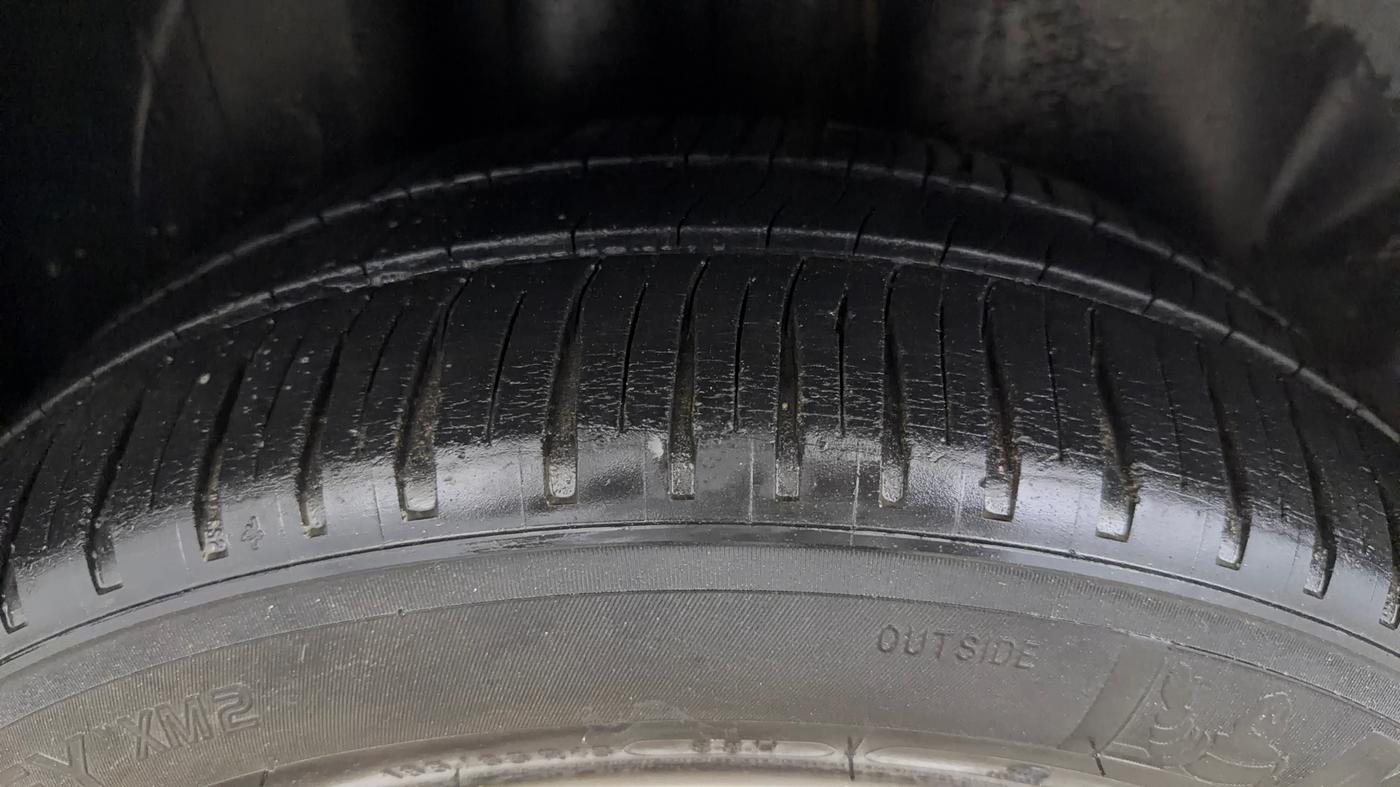 2015 Volkswagen Vento HIGHLINE PETROL AT, Petrol, Automatic, 86,690 km, Right Rear Tyre Tread