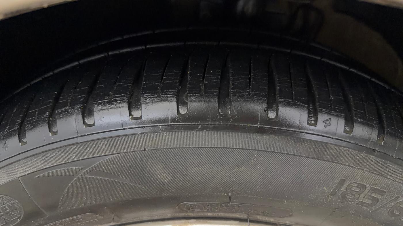 2015 Volkswagen Vento HIGHLINE PETROL AT, Petrol, Automatic, 86,690 km, Left Front Tyre Tread
