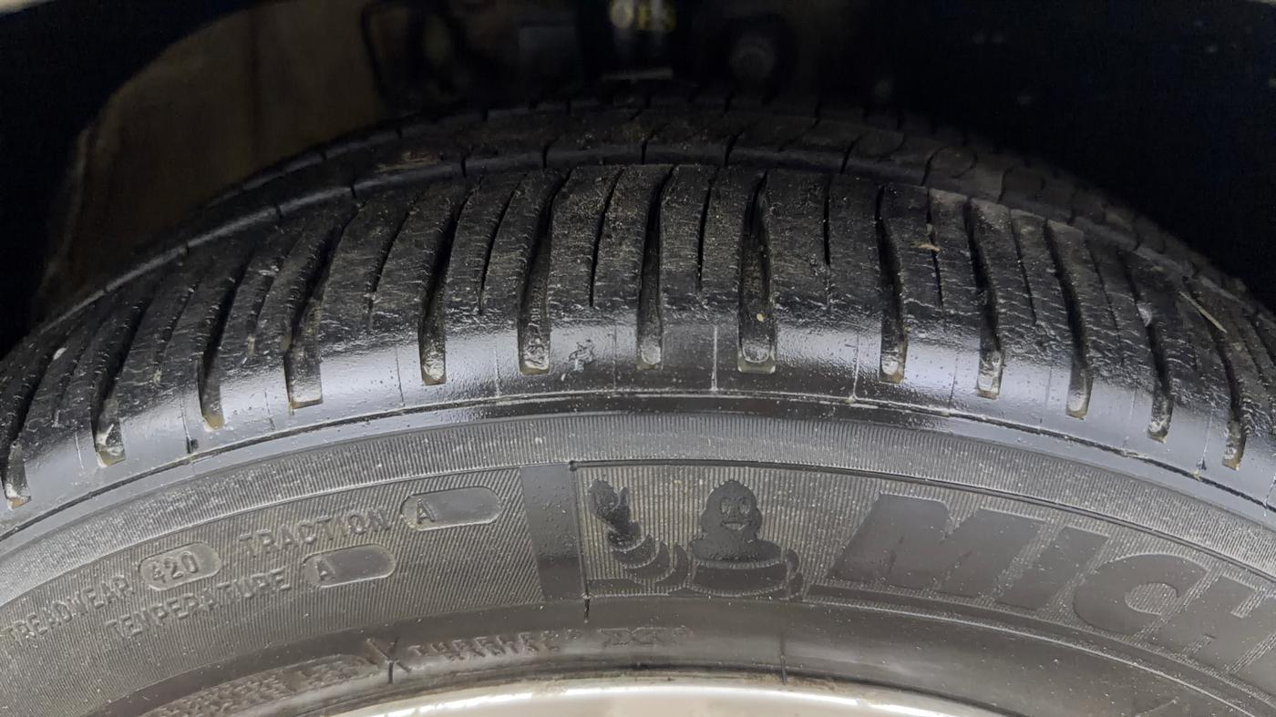 2015 Volkswagen Vento HIGHLINE PETROL AT, Petrol, Automatic, 86,690 km, Right Front Tyre Tread