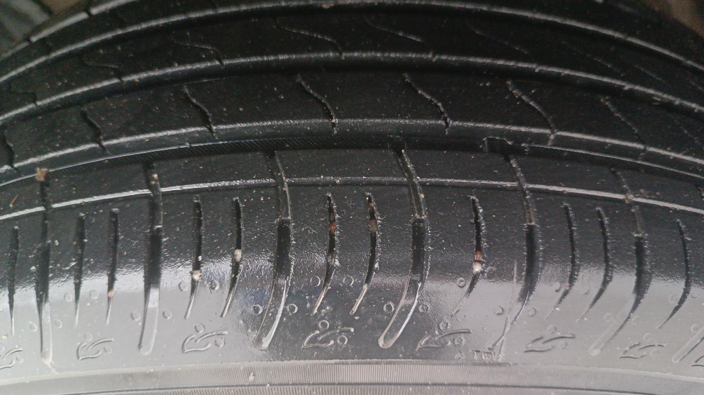 2024 Maruti BREZZA VXI AT SMART HYBRID, Petrol, Automatic, 19,851 km, Right Front Tyre Tread