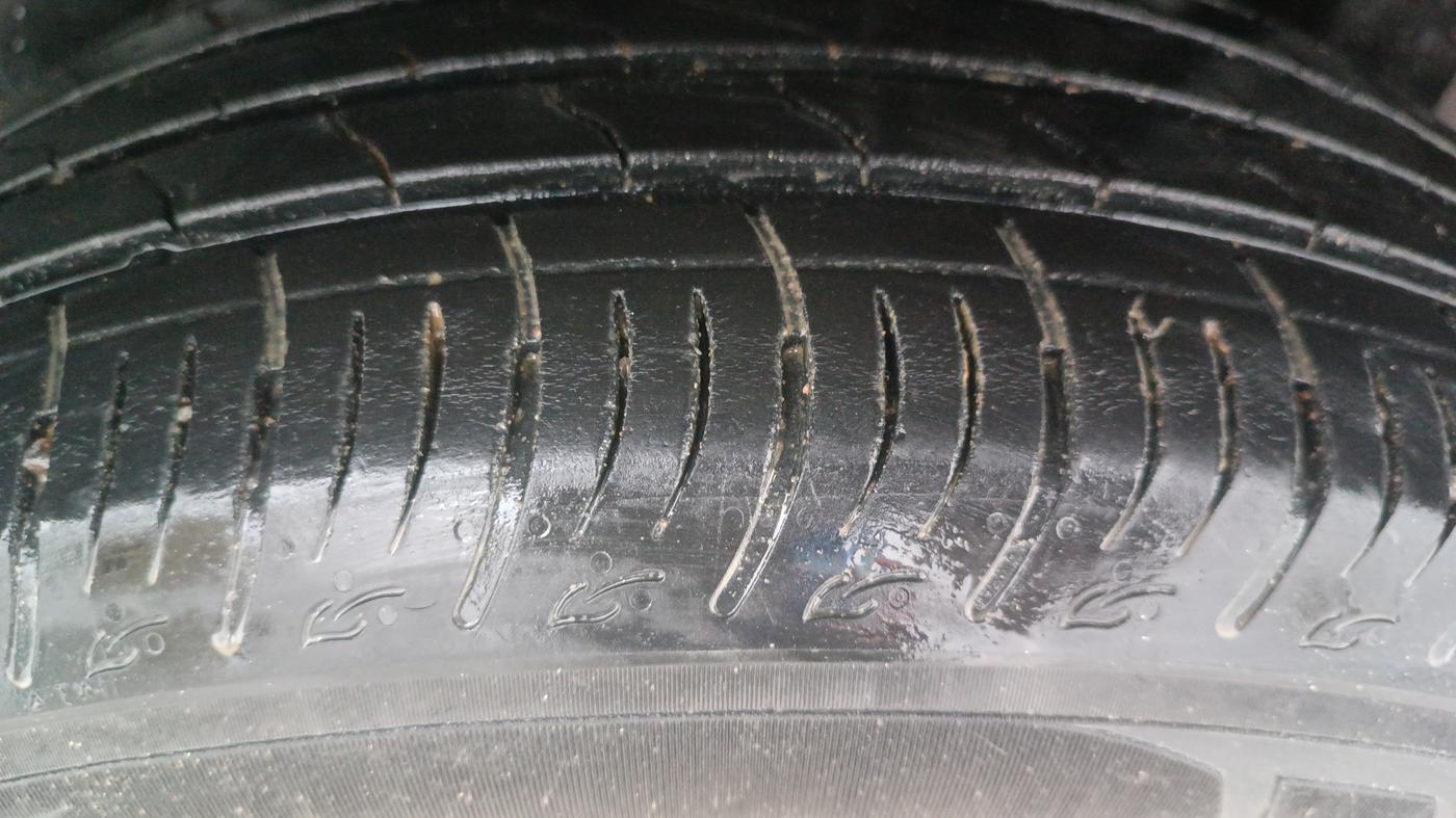 2024 Maruti BREZZA VXI AT SMART HYBRID, Petrol, Automatic, 19,851 km, Left Rear Tyre Tread