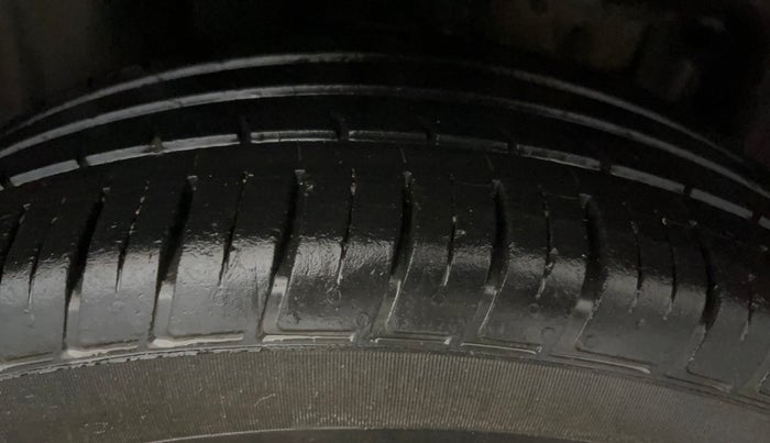 2020 Nissan Kicks XV TURBO 1.3 CVT, Petrol, Automatic, 37,215 km, Left Rear Tyre Tread