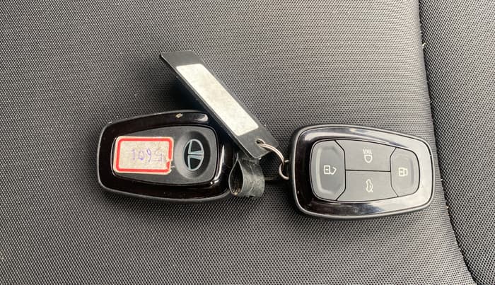 2023 Tata NEXON CREATIVE AMT DUAL TONE 1.2 PETROL, Petrol, Automatic, 11,735 km, Key Close Up